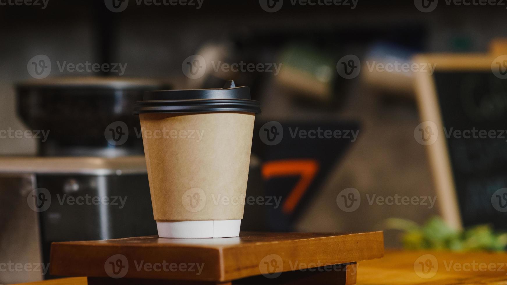 neem hete koffie papieren beker mee naar de consument die achter de toog staat in het café-restaurant. eigenaar klein bedrijf, eten en drinken, service mind concept. foto