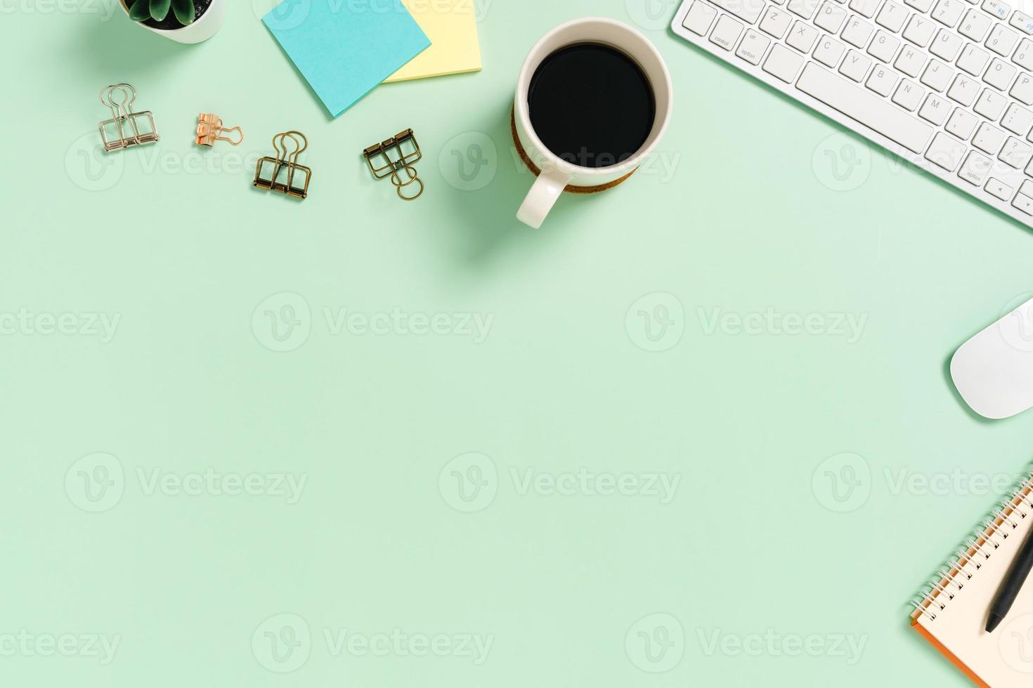minimale werkruimte - creatieve platliggende foto van werkruimtebureau. bovenaanzicht bureau met toetsenbord en muis op pastel groene kleur achtergrond. bovenaanzicht met kopieerruimte, platliggende fotografie.