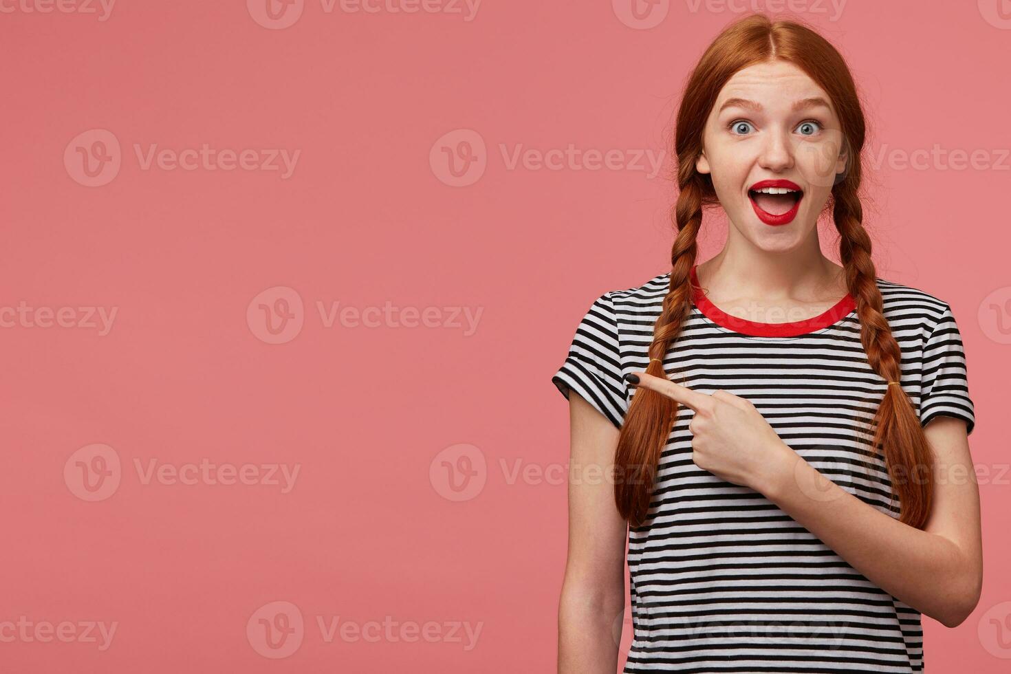 Hoi, Look, het is Super goed gelukkig geïnspireerd rood haren tiener meisje shows met inhoudsopgave vinger Aan de leeg ruimte Aan links kant, is verheugd met de Product, adviseert naar betalen aandacht, plaats voor uw advertentie foto