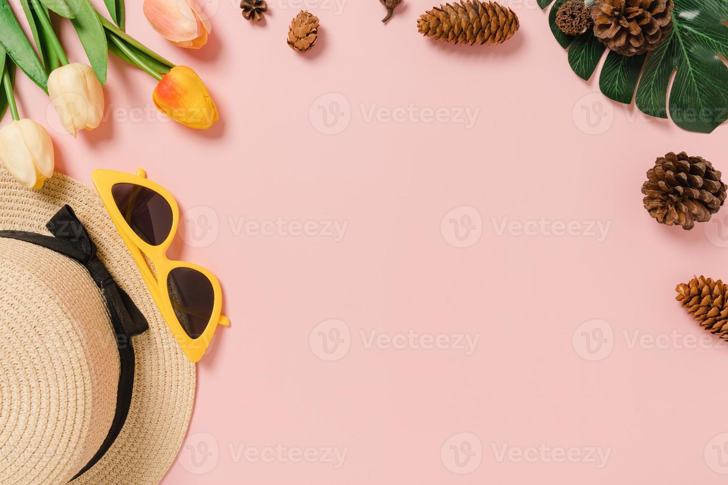 creatieve plat lag foto van reizen vakantie lente of zomer tropische mode. bovenaanzicht strandaccessoires op pastelroze kleur achtergrond met lege ruimte voor tekst. bovenaanzicht kopieer ruimtefotografie.