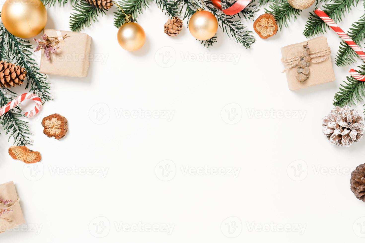 minimale creatieve platte lay van traditionele kerstcompositie en nieuwjaarsvakantieseizoen. bovenaanzicht winter kerstversiering op witte achtergrond met lege ruimte voor tekst. kopieer ruimtefotografie. foto