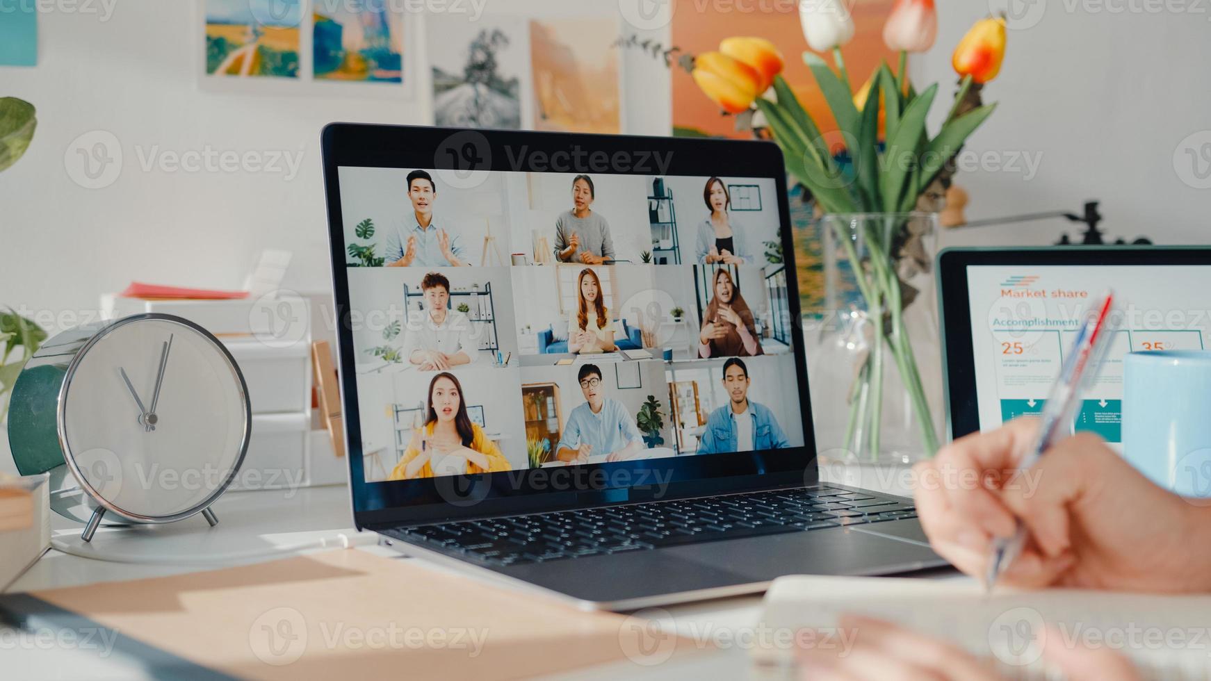 jonge Aziatische vrouwelijke werknemer luistert leider op videogesprek met diverse multiraciale collega's online met laptop thuis. afstand leren. studente leert online thuis, online vergaderconcept. foto