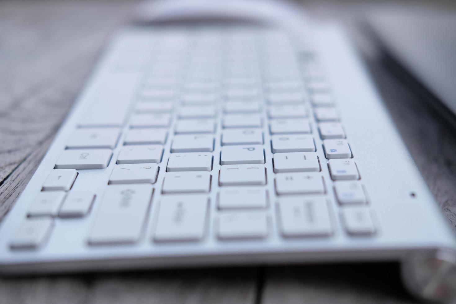 close-up toetsenbord op houten tafel en bedrijfsconcept foto