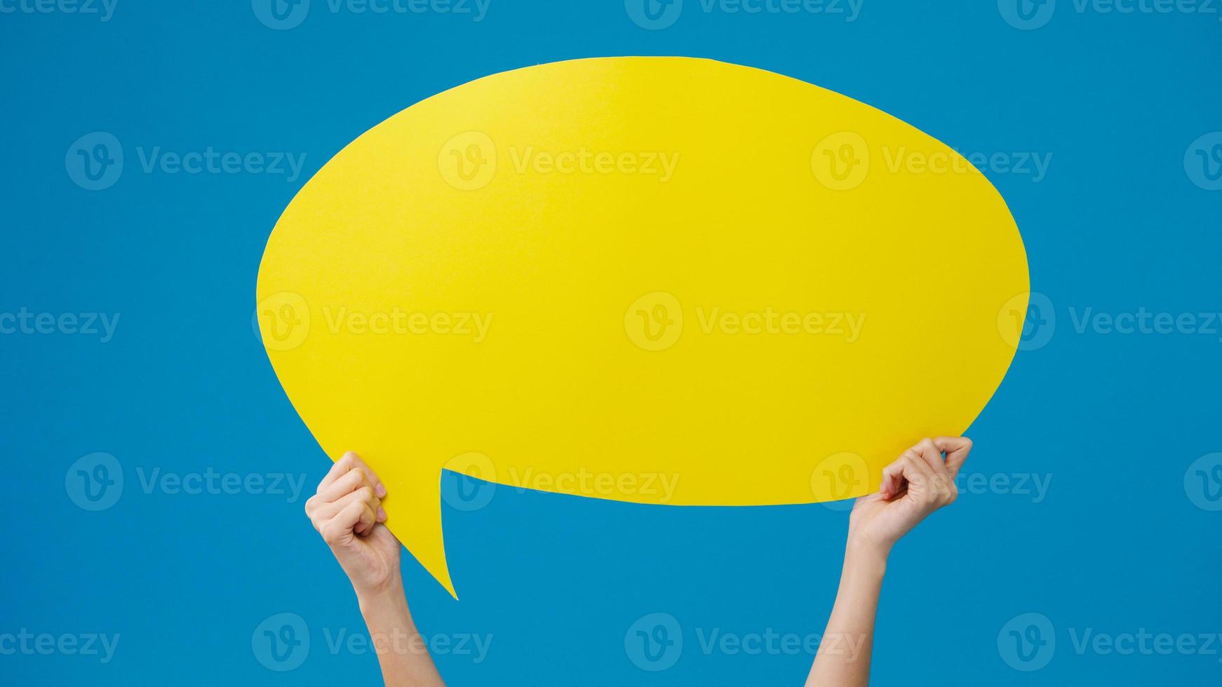 jonge tiener meisje bedrijf met copyspace cartoon tekstballon in de hand over blauwe achtergrond. kopieer ruimte voor het plaatsen van een tekst, bericht voor reclame. advertentiegebied, mockup promotionele inhoud. foto