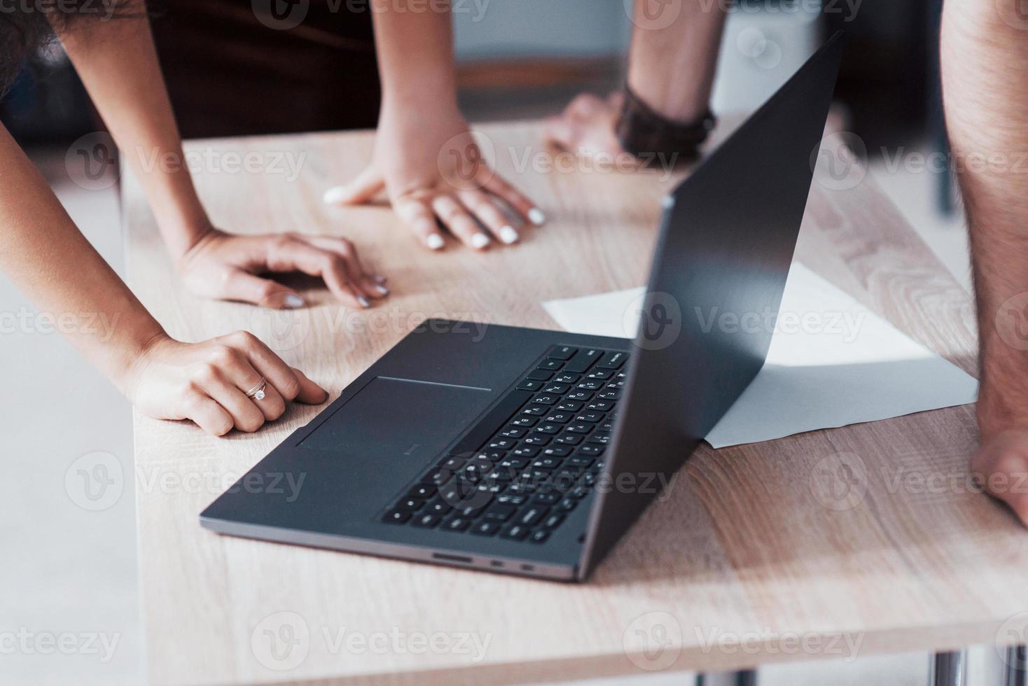 de tijd van zakelijke bijeenkomsten. laptop op een houten tafel. idee van presentatie, analyse van plannen foto