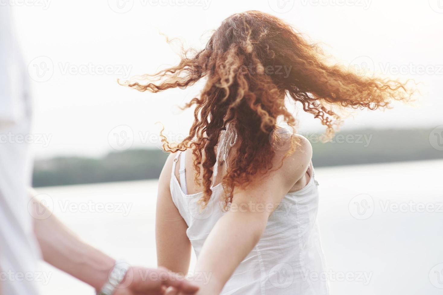 mooi meisje dat de hand van haar vriendje vasthoudt. foto