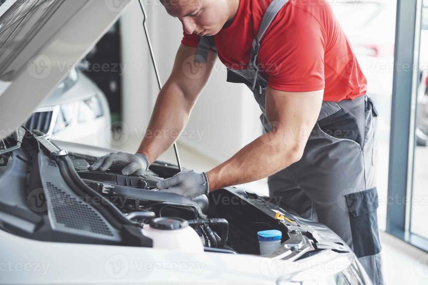 automonteur werken in garage. reparatie service. foto