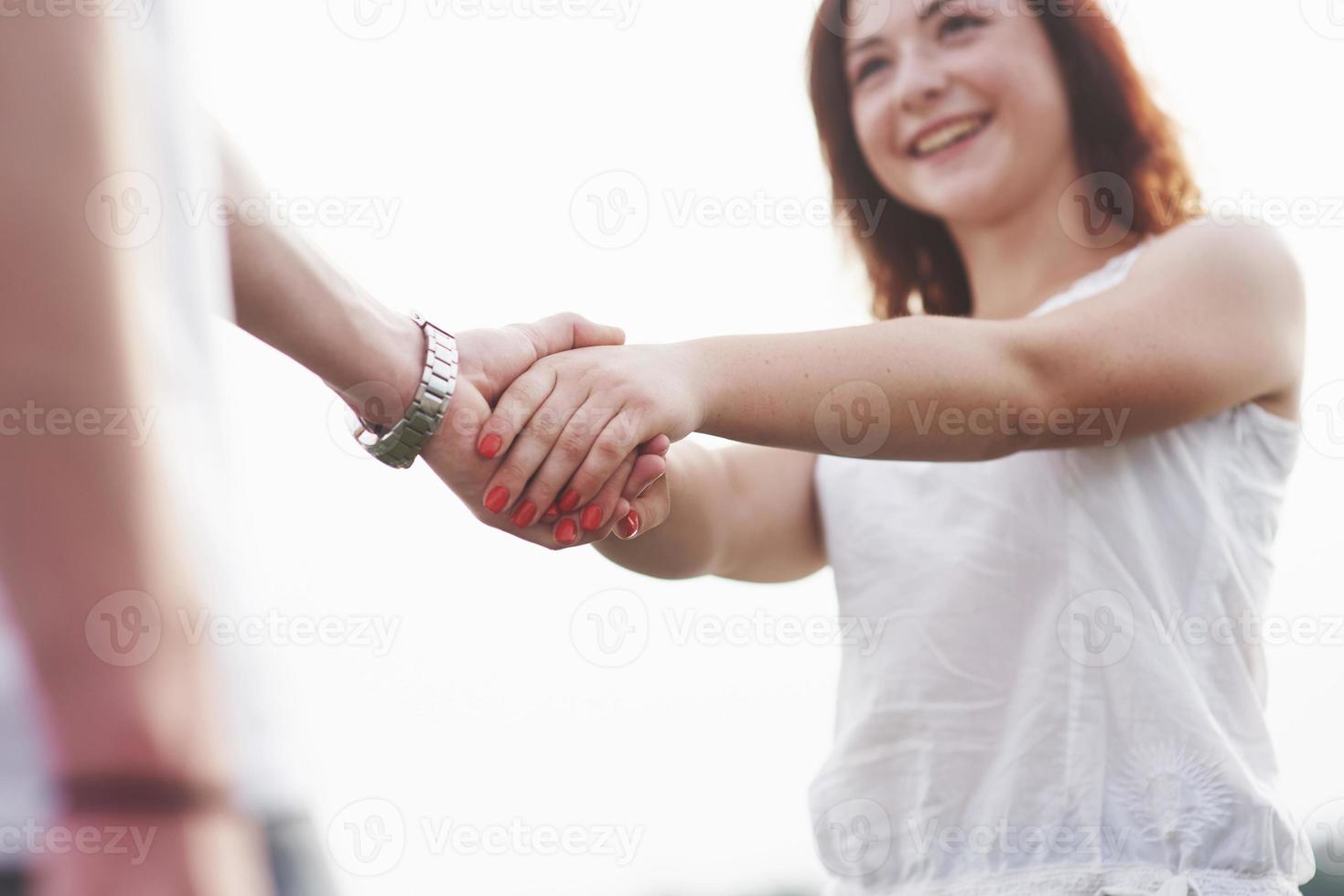 mooi meisje dat de hand van haar vriendje vasthoudt. foto