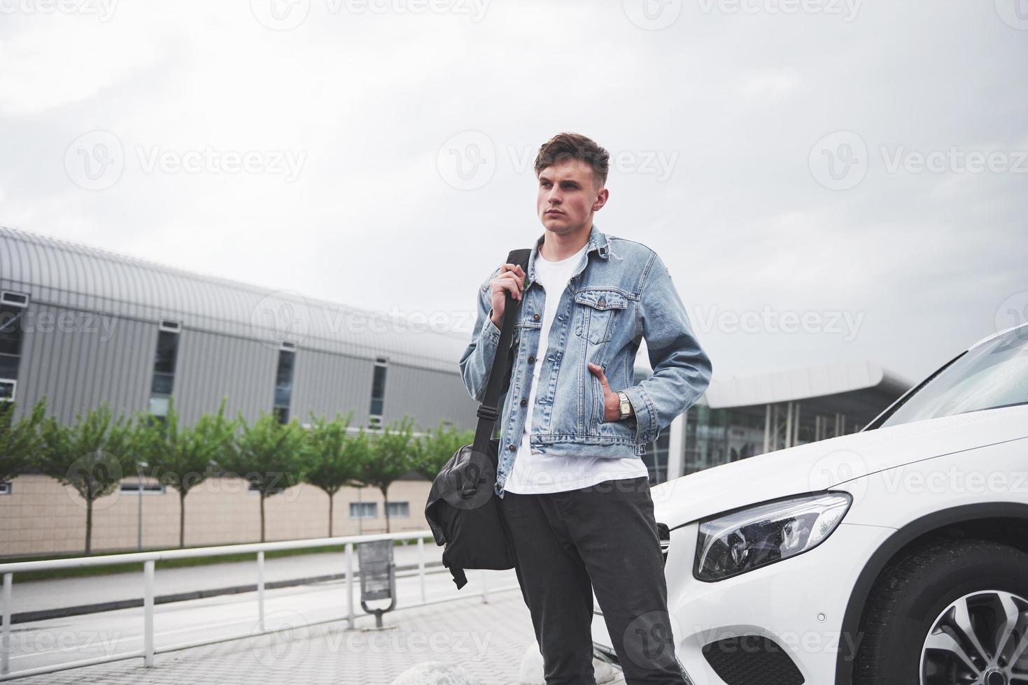 een jonge mooie man op de luchthaven wacht op de vlucht. foto