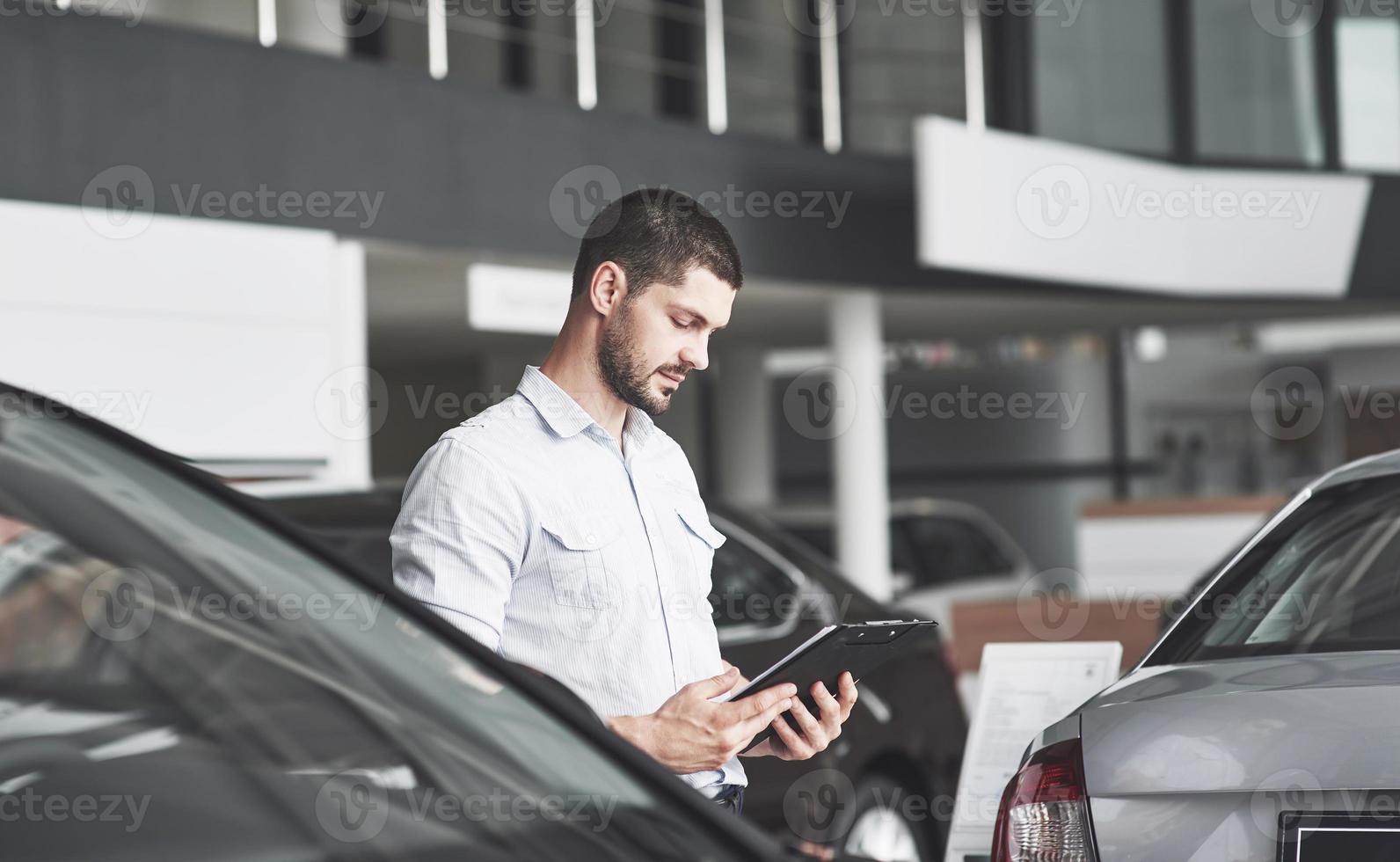 jonge verkopers met een map voor het verkopen van een nieuwe auto foto
