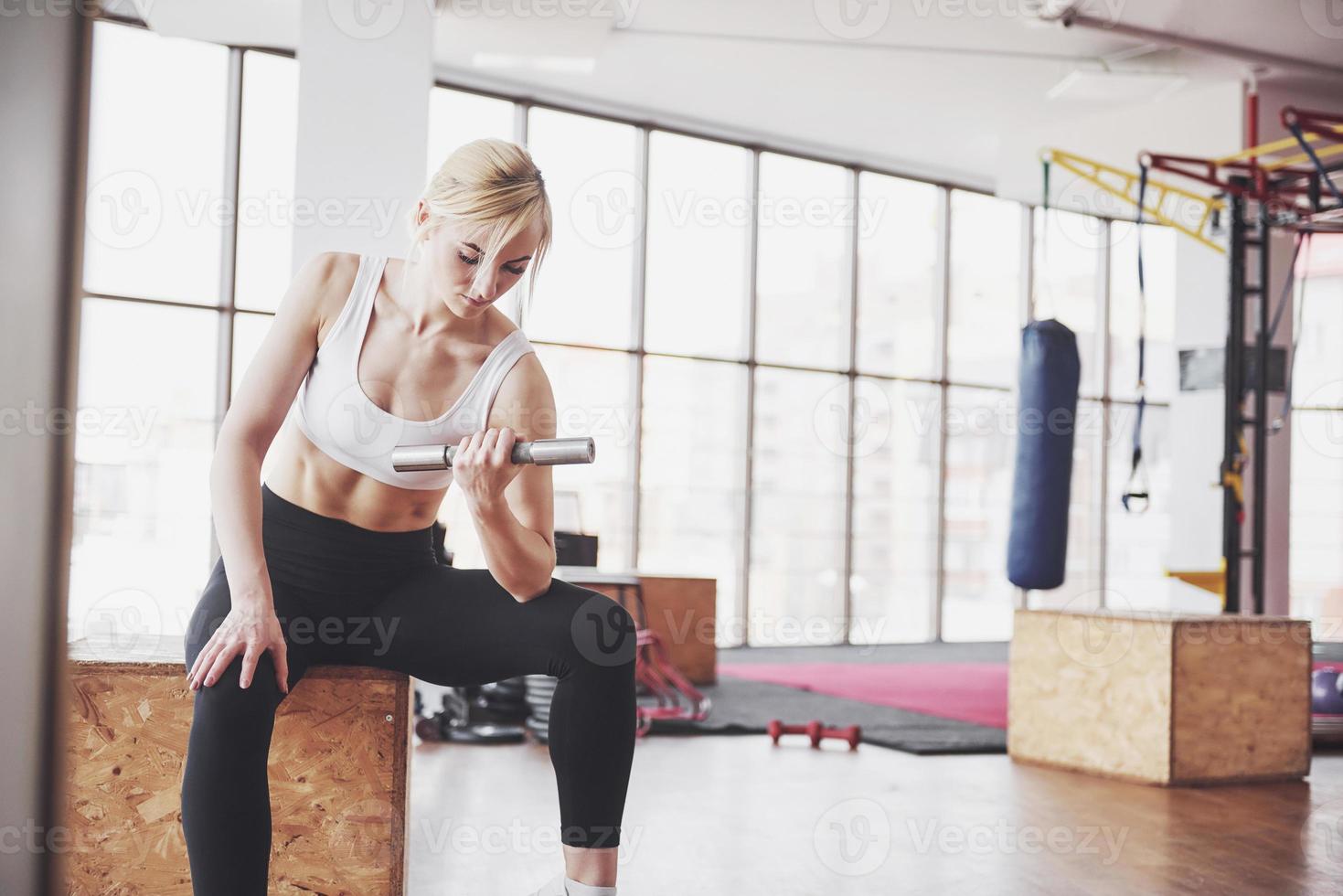 vrouw tillen gewichten in sportschool concept training gezonde levensstijl sport foto