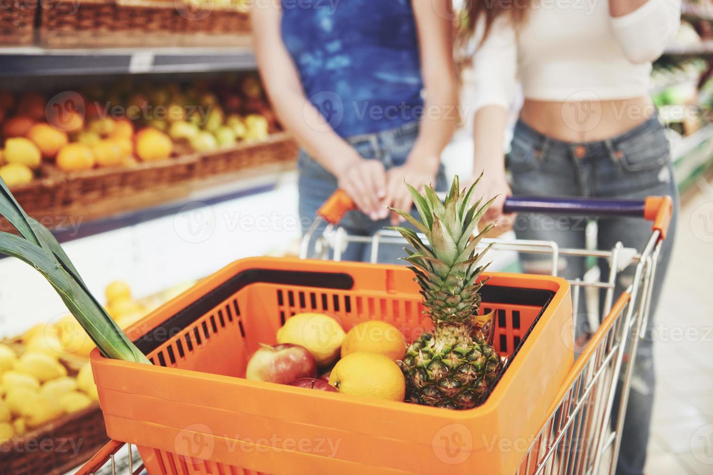 een vrouw kiest vers voedsel in een supermarkt foto