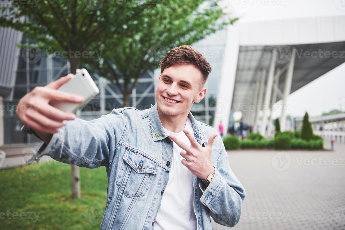 foto van een jonge man voor een spannende reis op de luchthaven.