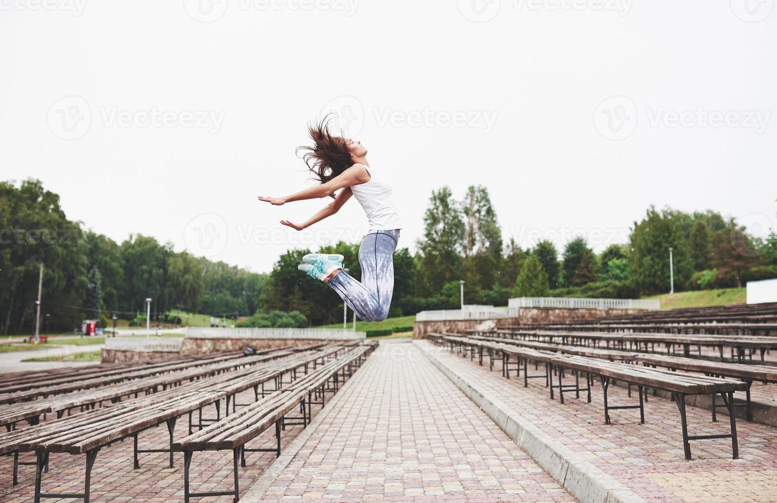 vrouw doet parkour in de stad op een zonnige dag foto