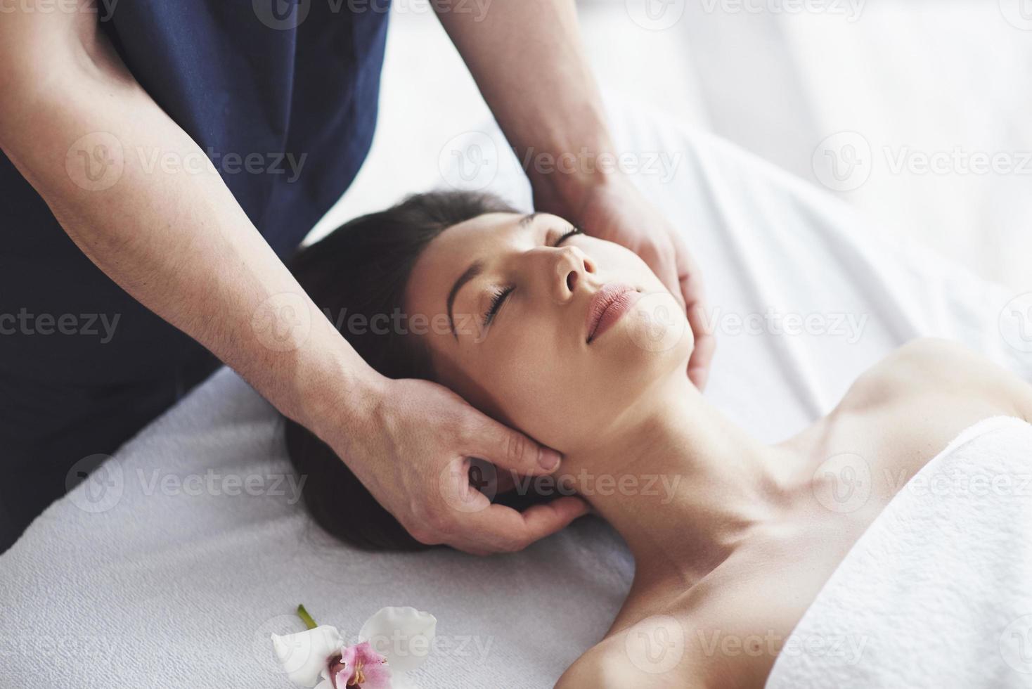 traditionele oosterse massagetherapie en schoonheidsbehandelingen. foto