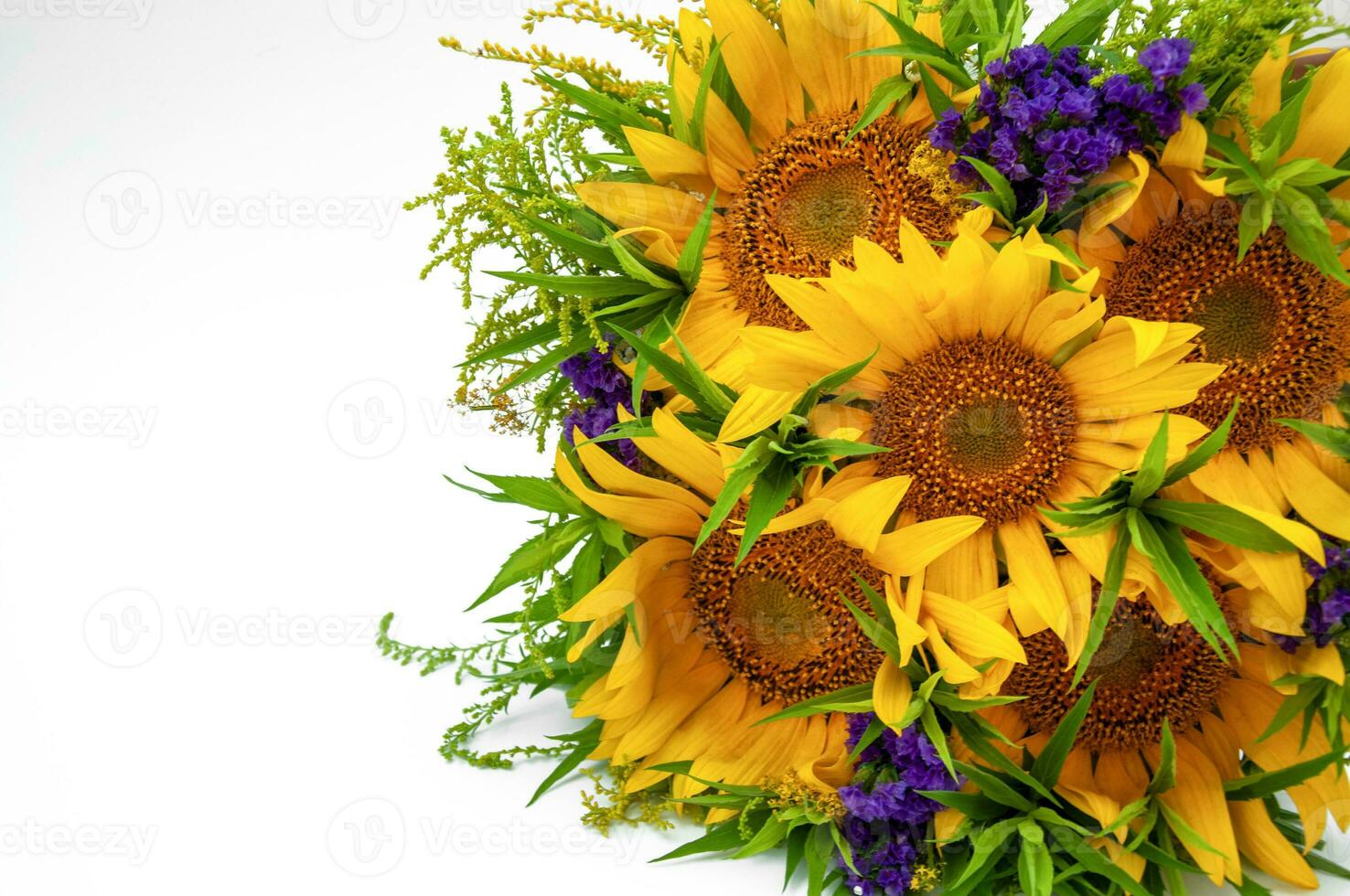 boeket van zonnebloemen en lavendel geïsoleerd Aan wit achtergrond foto