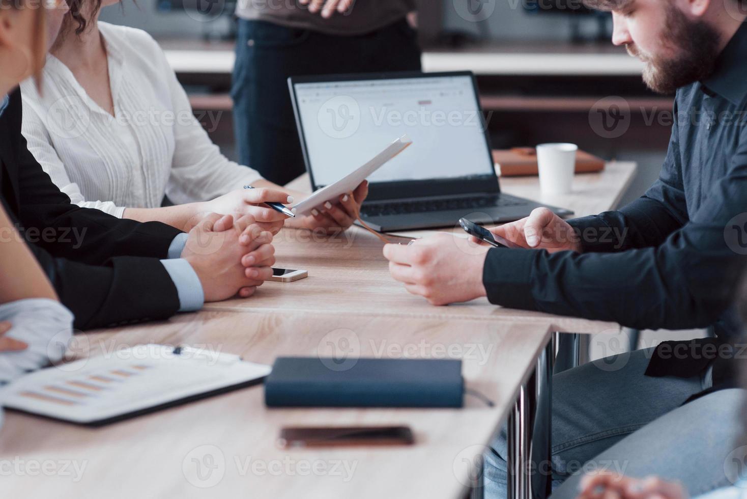 een groep zakenpartners bespreekt de ideeën tijdens een kantoorvergadering foto