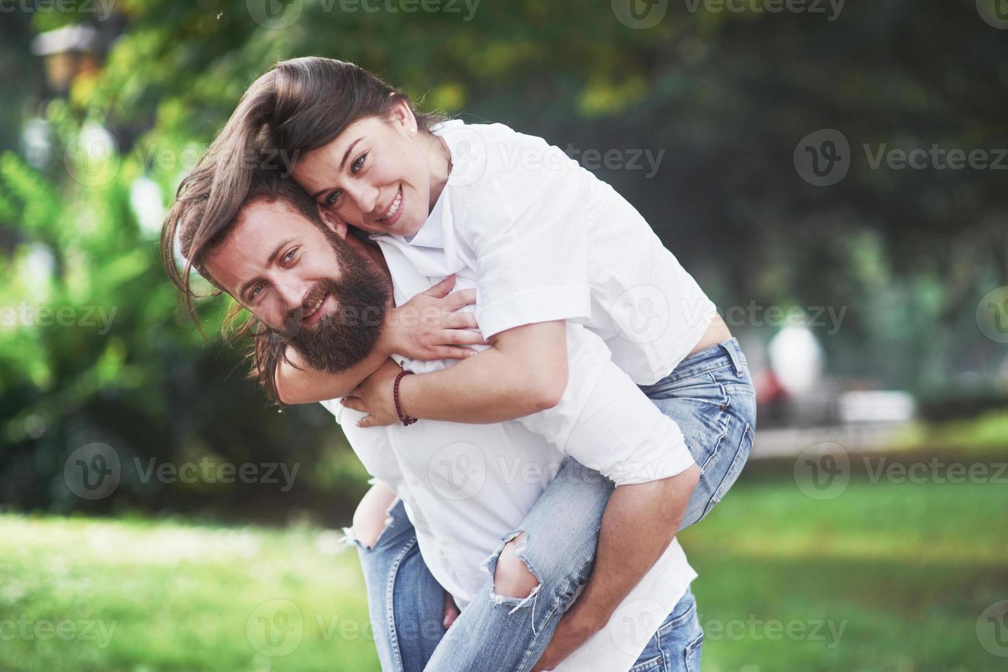 romantisch paar enyojing in momenten van geluk in het park. lifestyle concept liefde en tederheid foto