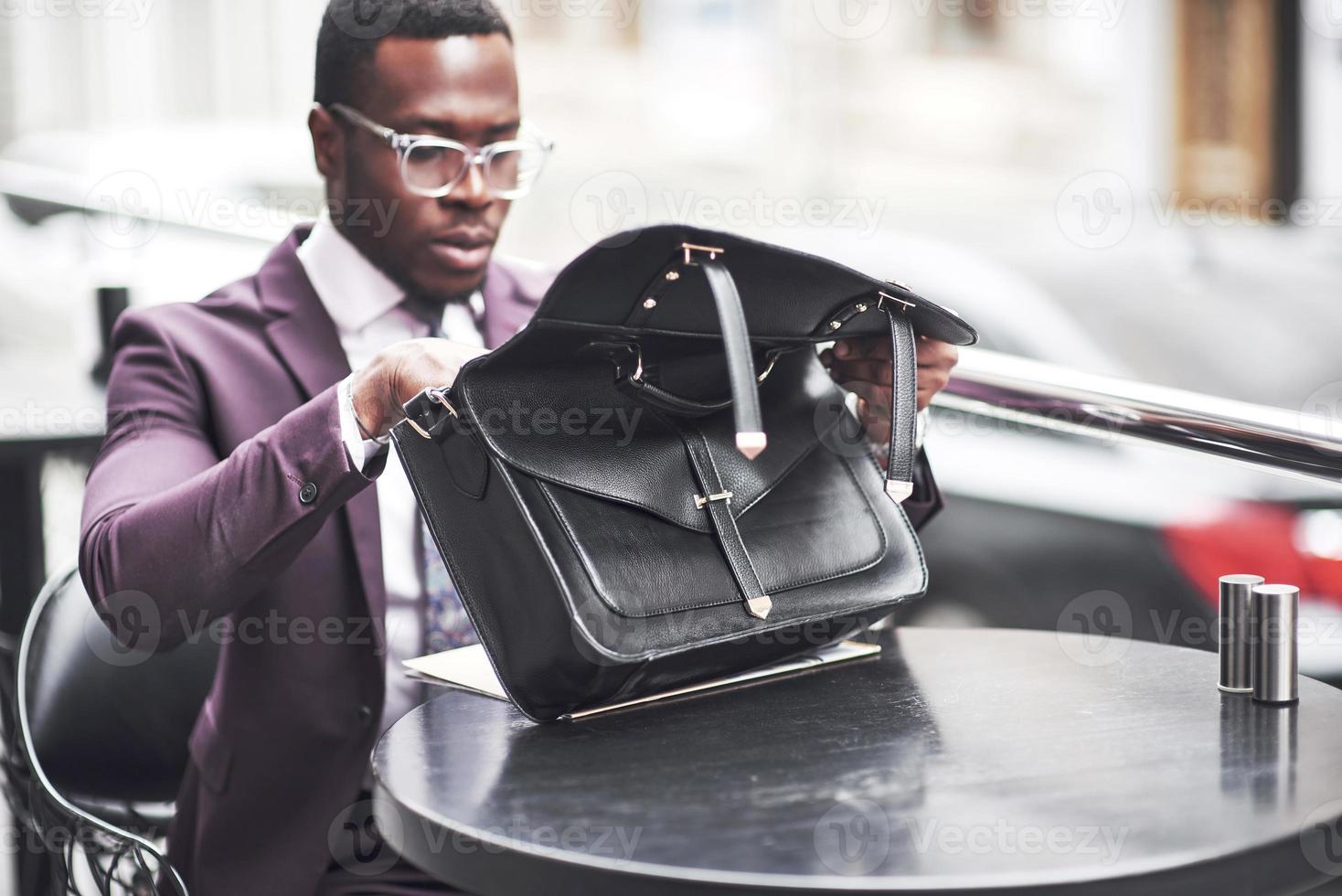 een mooie jonge Afro-Amerikaanse die over een serieus idee denkt. vertrouwen in het nemen van zakelijke beslissingen. foto