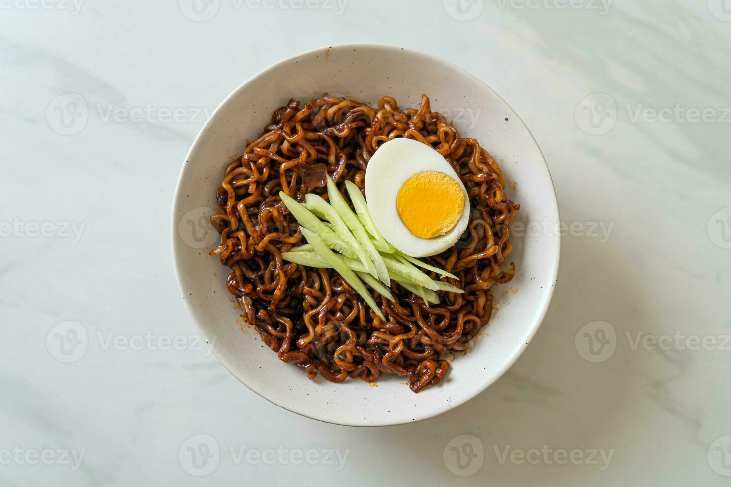 Koreaanse instant noedels met zwarte bonensaus of jajangmyeon of jjajangmyeon foto