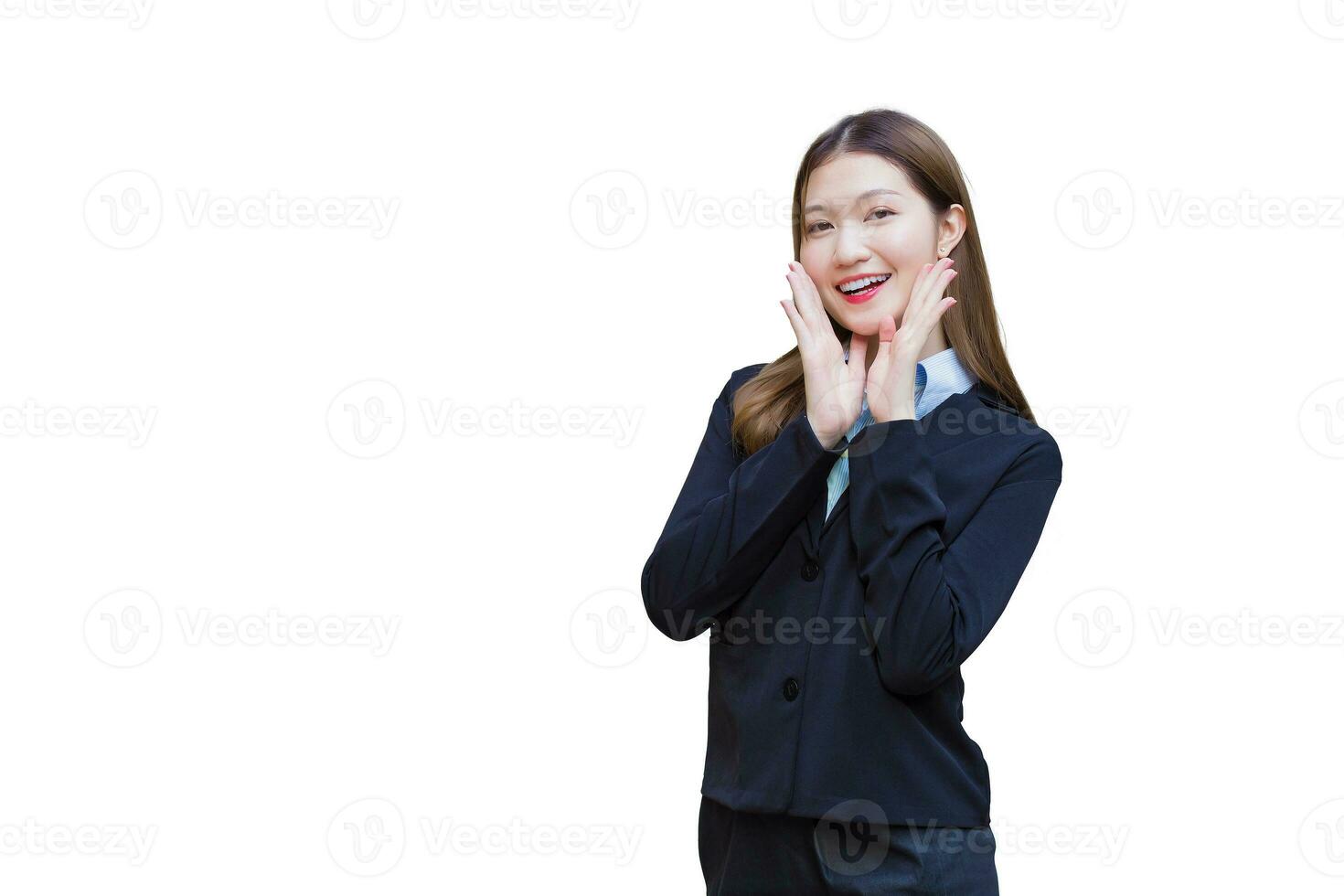 professioneel jong Aziatisch werken vrouw wie heeft lang haar- draagt zwart formeel pak met blauw overhemd terwijl ze glimlachen gelukkig terwijl geïsoleerd wit achtergrond. foto