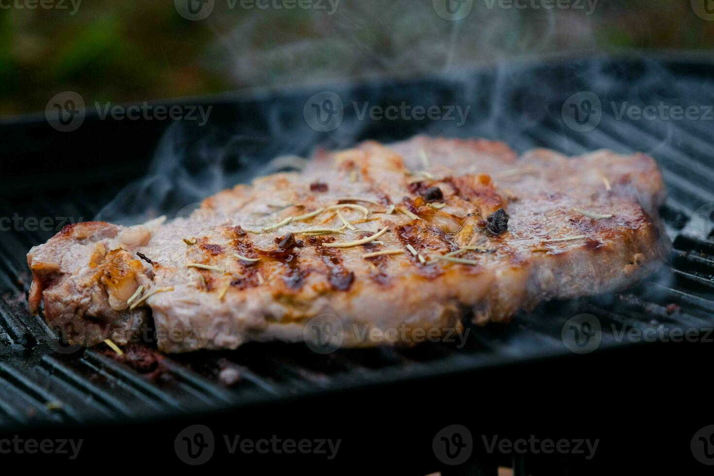 gegrild rundvlees steak met specerijen Aan de rooster met rook. foto