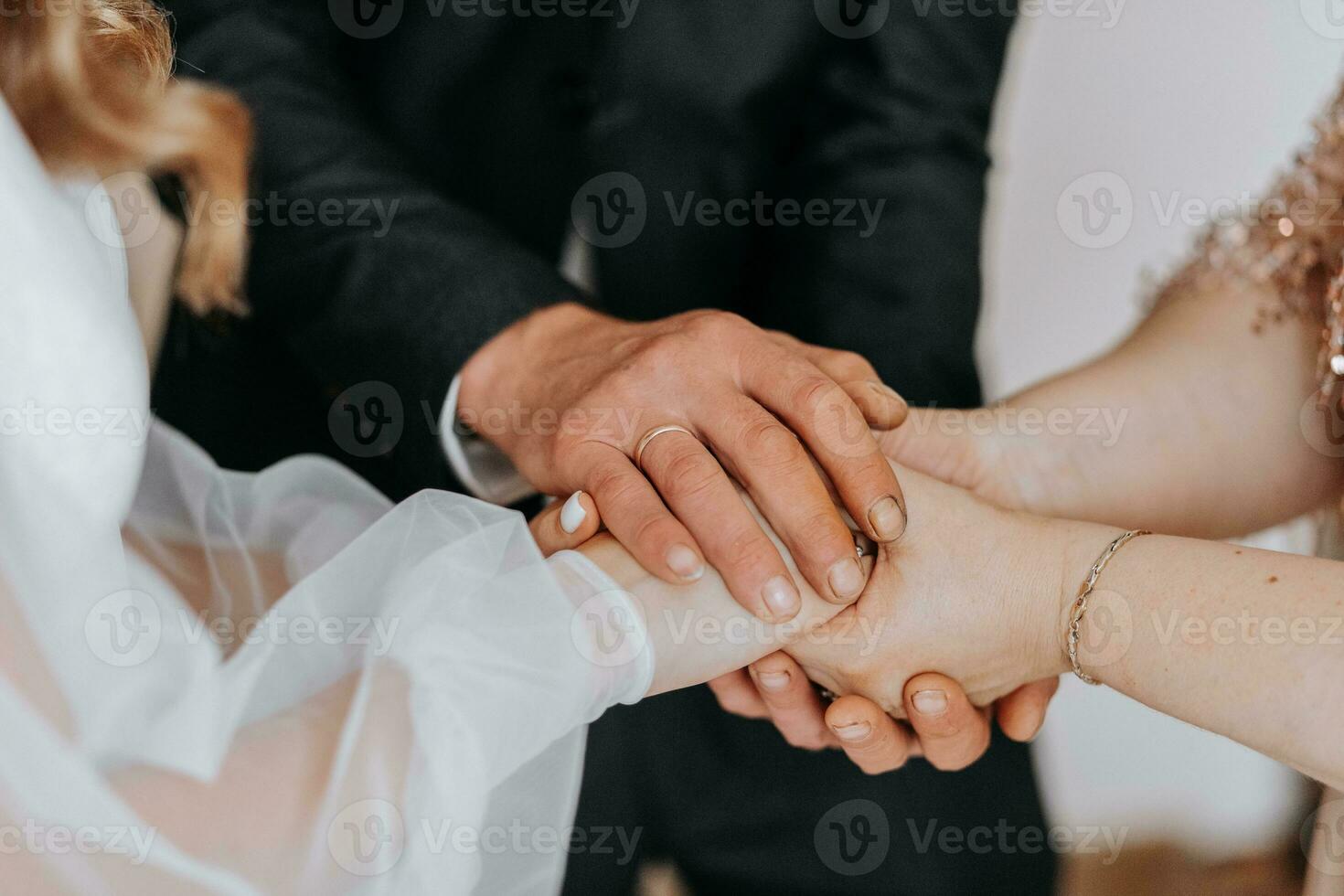 ouders ondersteuning bruid Aan bruiloft dag, handen detailopname. foto