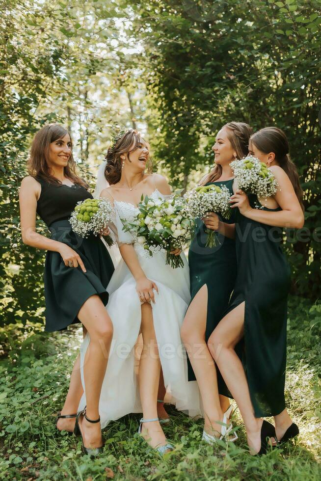 een bruid viert haar bruiloft met vrienden buitenshuis na de ceremonie foto