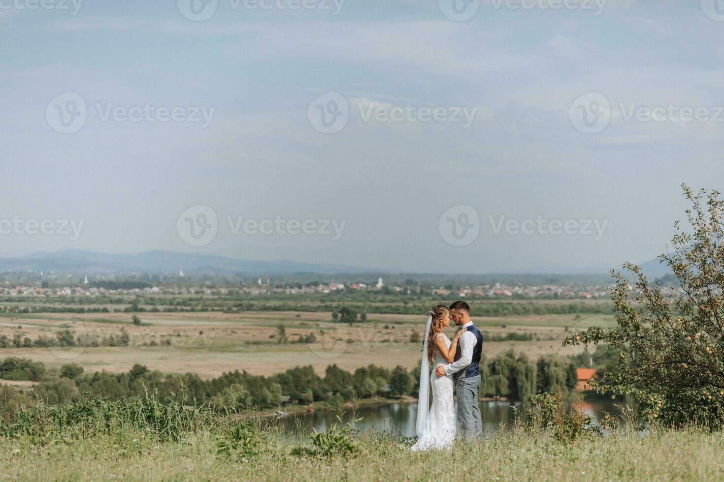 portret van een elegant bruidegom en bruid tegen de achtergrond van zomer bergen. de concept van een rustiek bruiloft in de bergen, gelukkig Boheems pasgetrouwden. foto