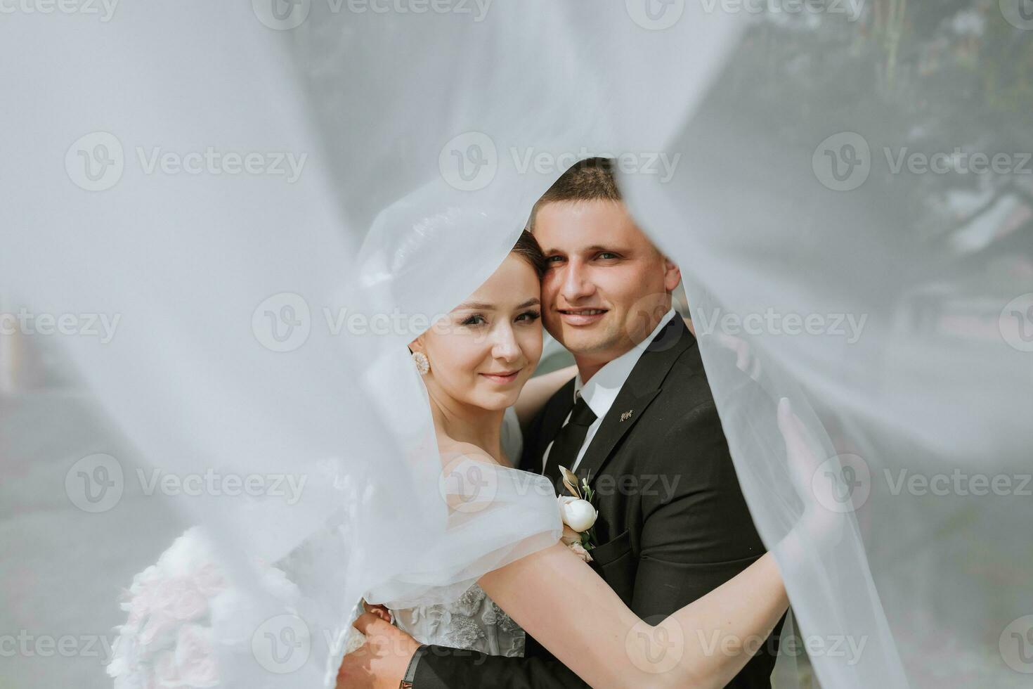 stel, liefde of bruiloft jurk sluier na huwelijk evenement, ceremonie of unie in natuur omgeving. glimlach, gelukkig of vertrouwen Mens of vrouw of bruid en bruidegom bonding na romance viering door water meer foto