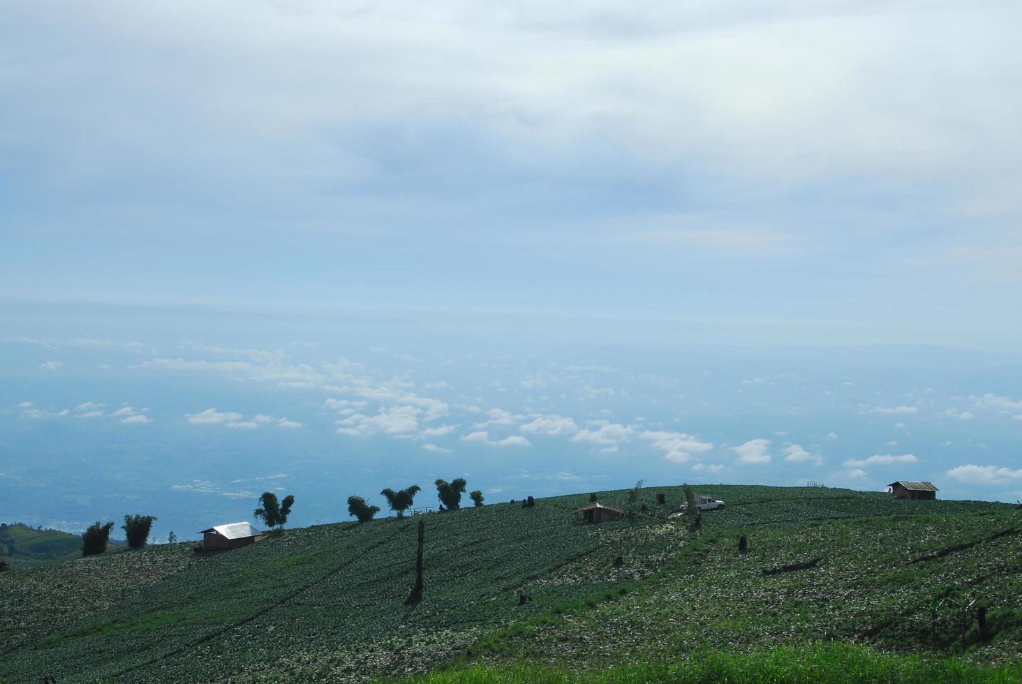 prachtig bergenlandschap en wolken blauwe hemel foto