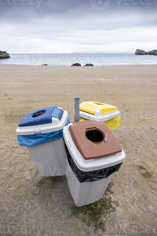 vuilnisbakken op het strand foto