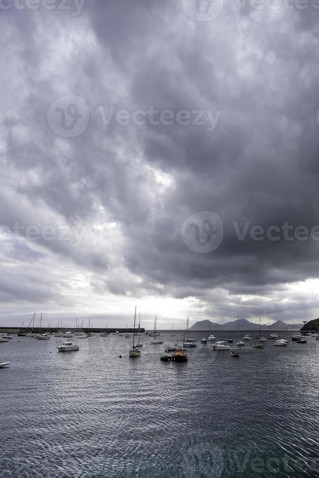 zee met lucht en boten foto