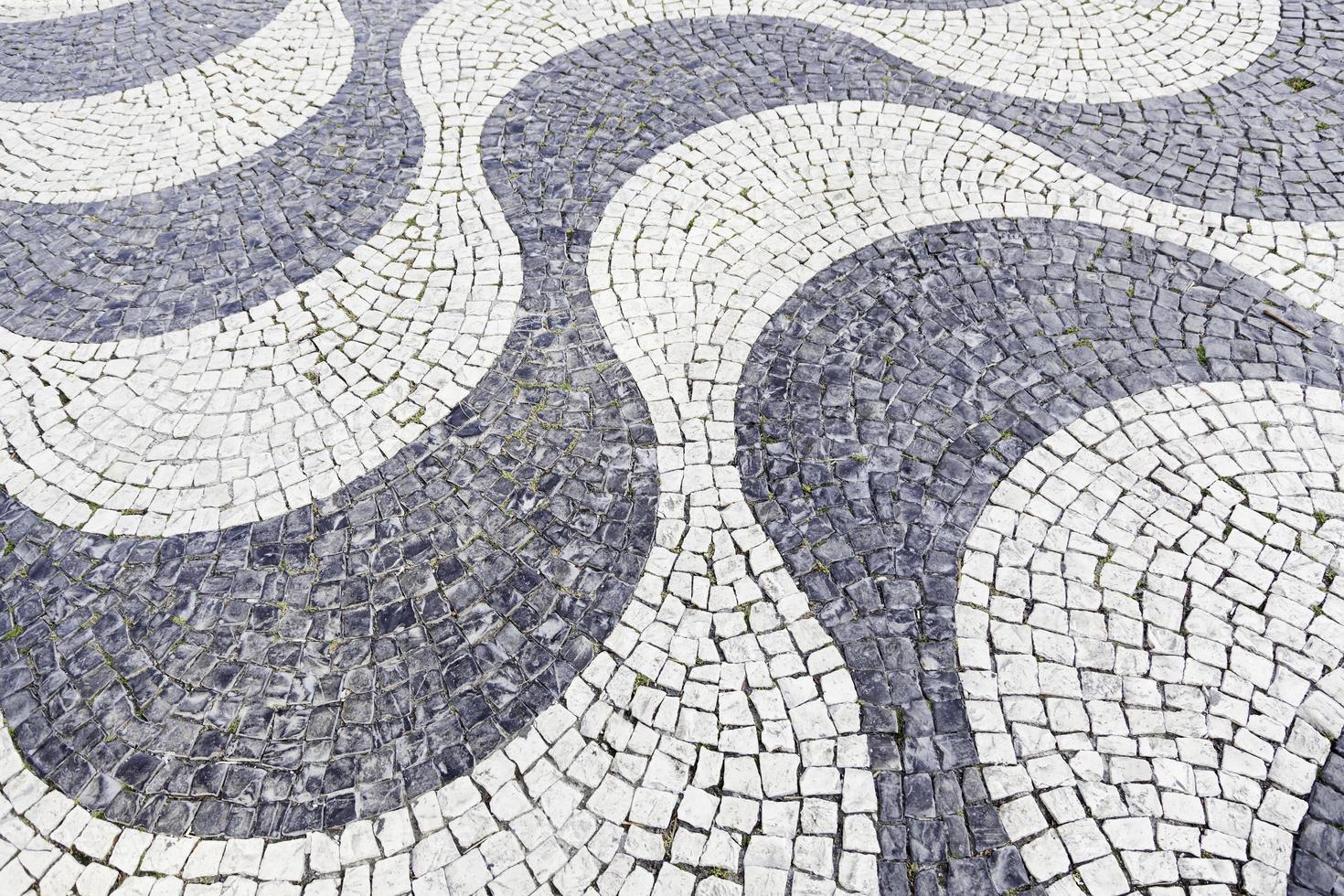 typische stenen vloer van lissabon foto