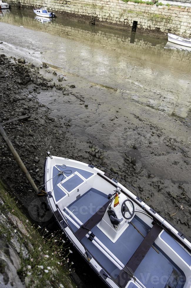 boten gestrand op een dok foto