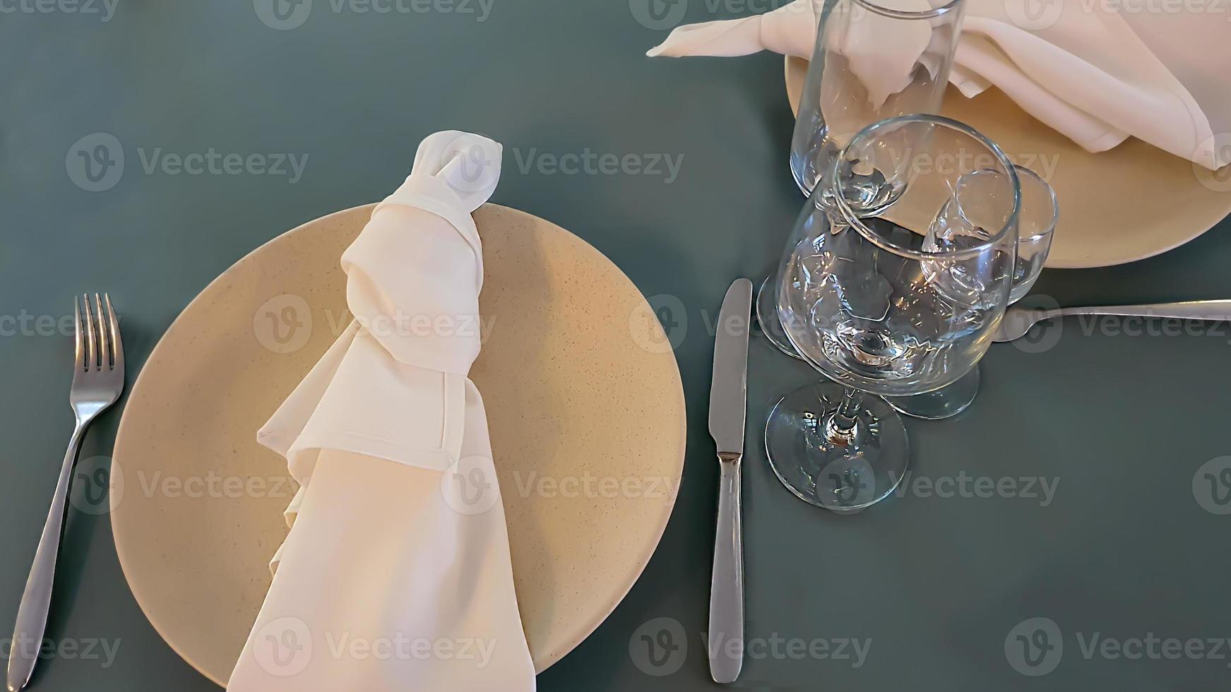feestelijke tafelschikking in het restaurant. bruiloft voorbereidingen. selectieve aandacht. foto