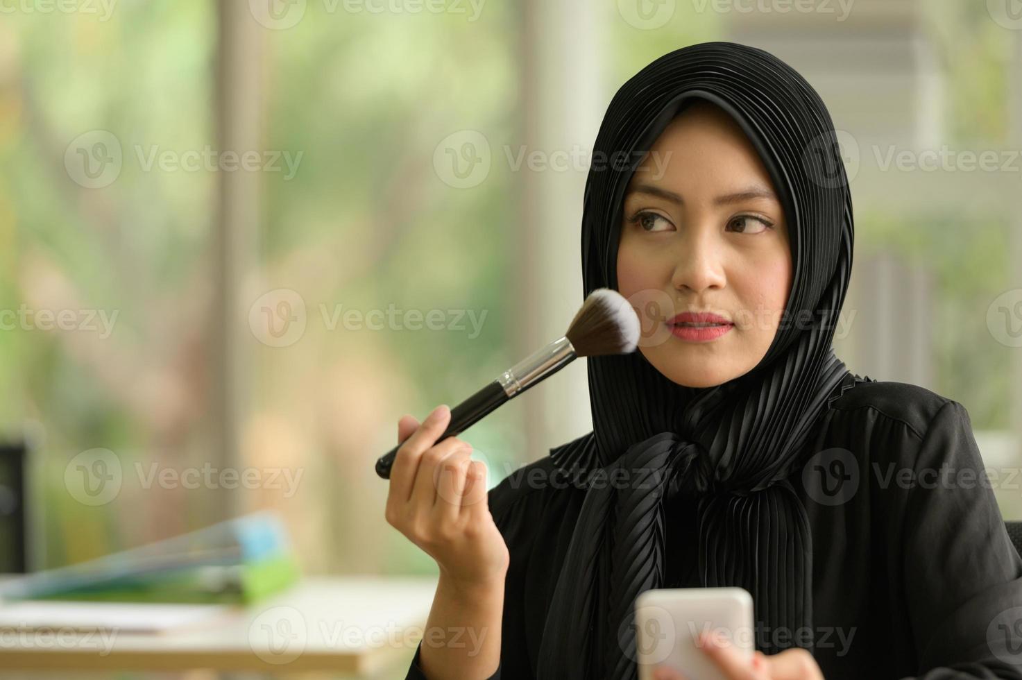 Arabische zakenvrouw die hijab draagt, werkt op kantoor foto