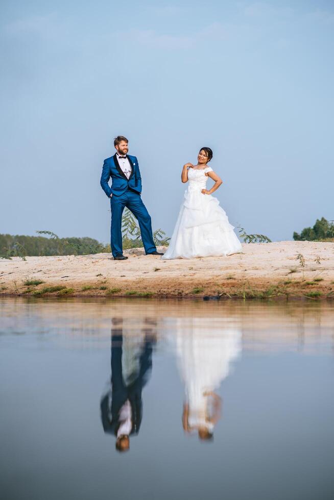 Aziatische bruid en blanke bruidegom hebben tijd voor romantiek en zijn samen gelukkig foto