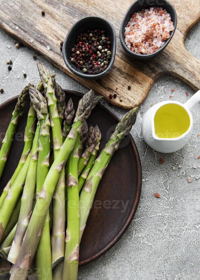 bosje rauwe asperges met verschillende kruiden foto