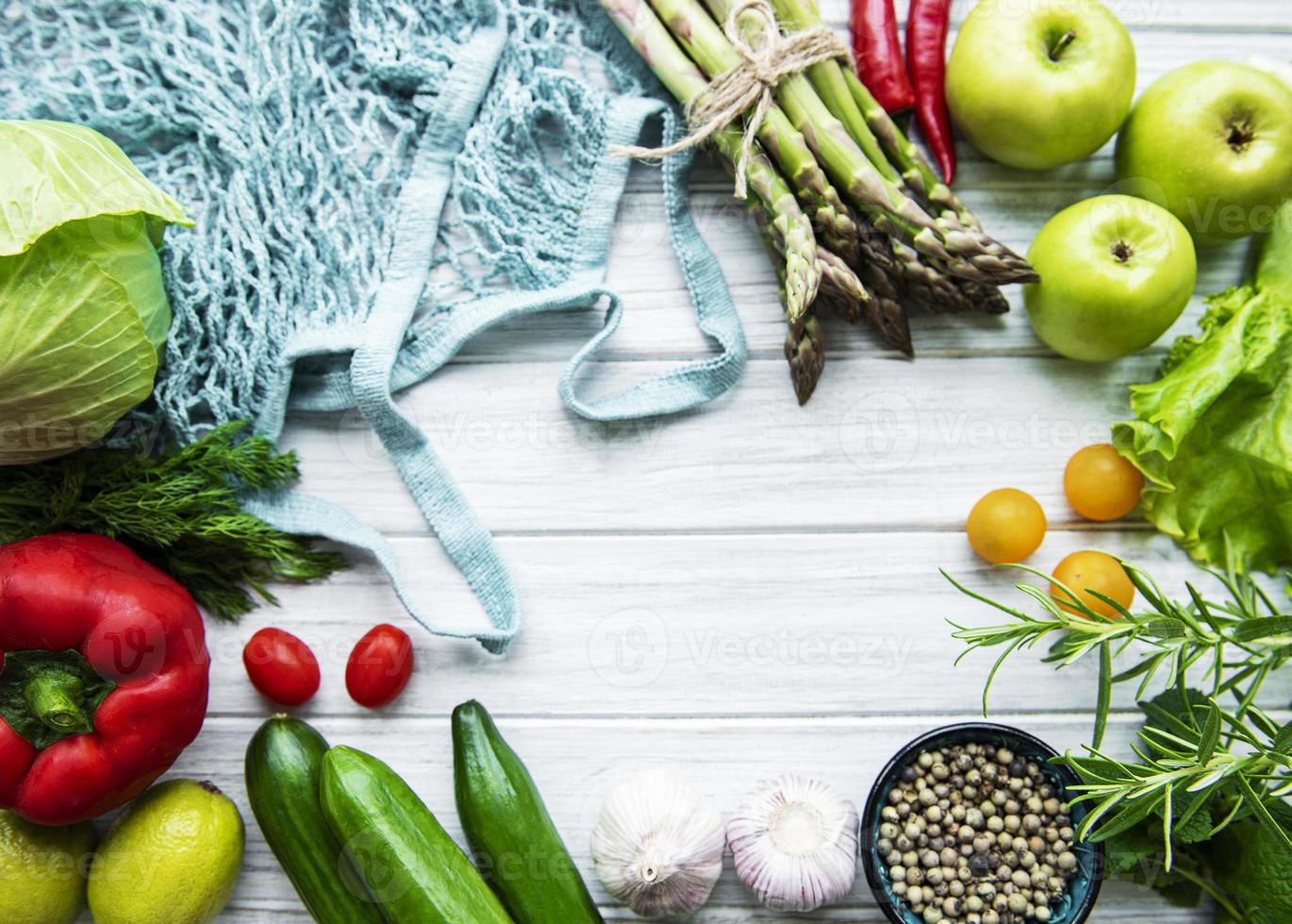 verse groenten en fruit met een stringbag foto
