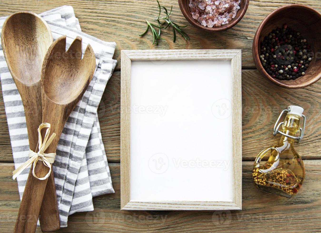 oud houten keukengerei en kruiden met frame als rand foto