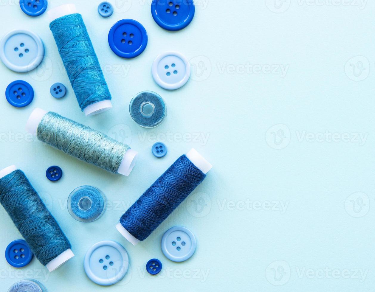klosjes draad en knopen in blauwe tinten op een blauwe achtergrond foto