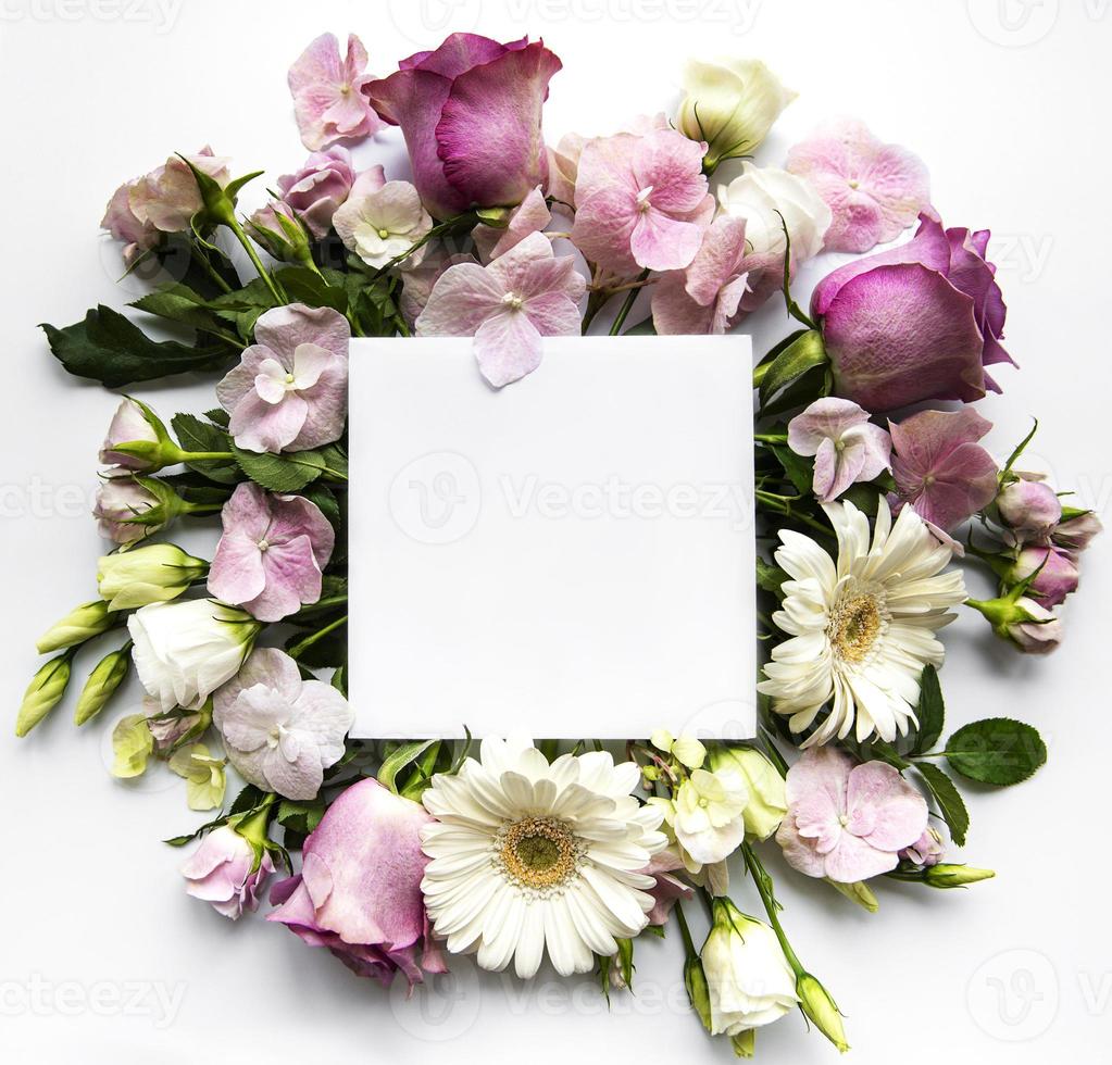 roze bloemen in frame met wit vierkant voor tekst foto