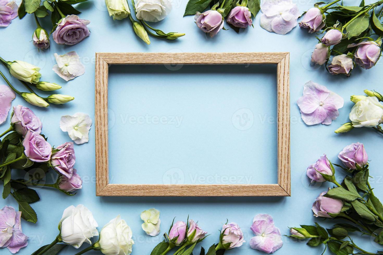 frame en roze bloemen foto