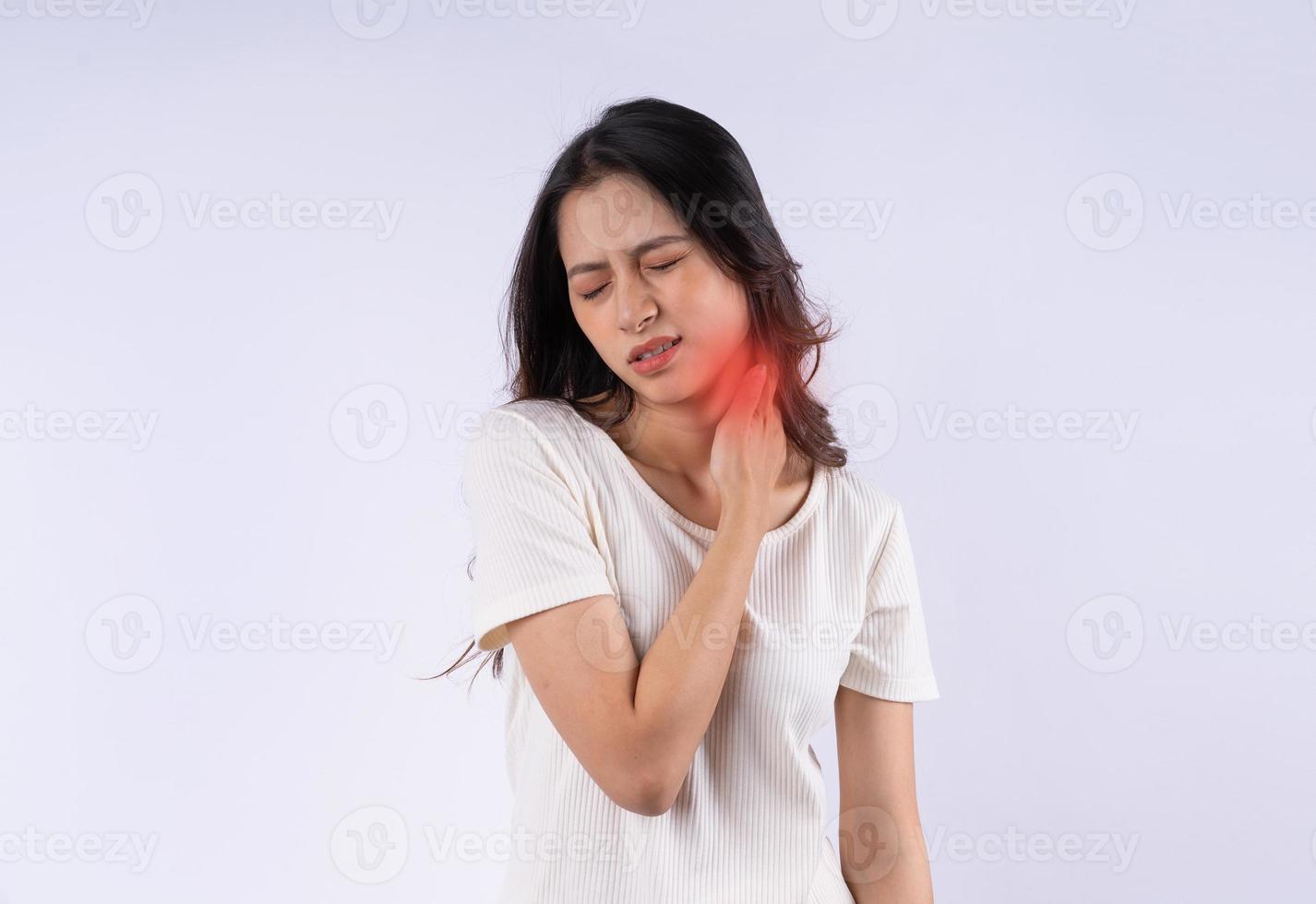 portret van aziatische vrouw met nekpijn geïsoleerd op een witte achtergrond foto