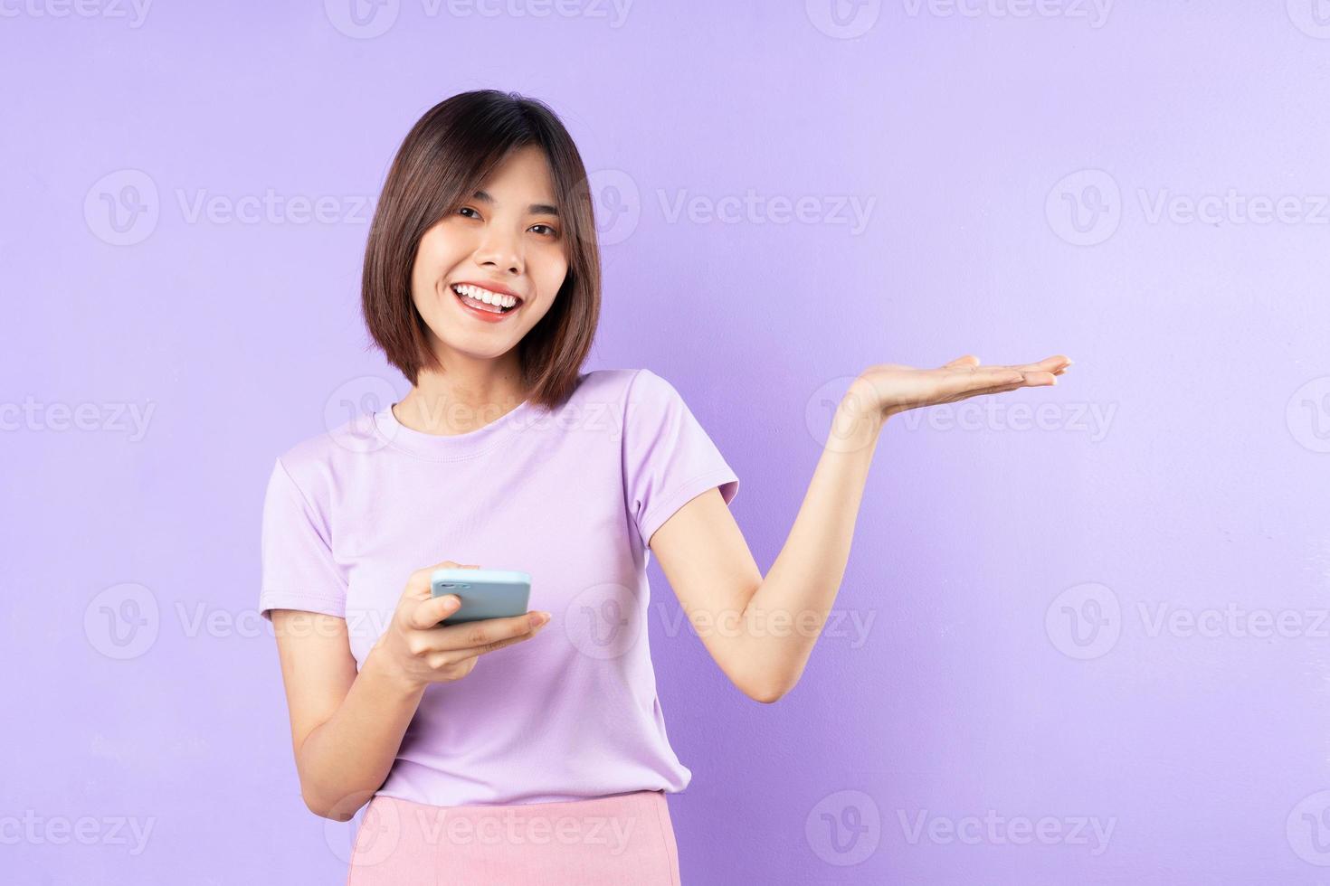mooie Aziatische vrouw portret, geïsoleerd op paarse achtergrond foto
