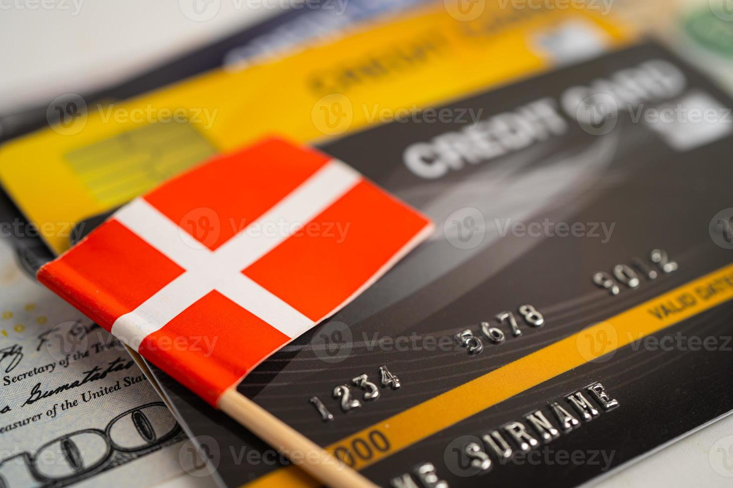 zwitserland vlag op creditcard. financiële ontwikkeling, bankrekening, statistieken, investeringsanalytisch onderzoek data-economie, beurshandel, bedrijfsconcept. foto