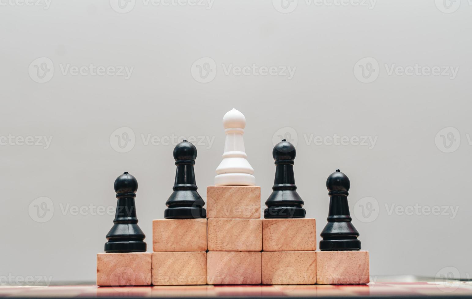 afbeelding van schaakstukken op een schaakbord foto