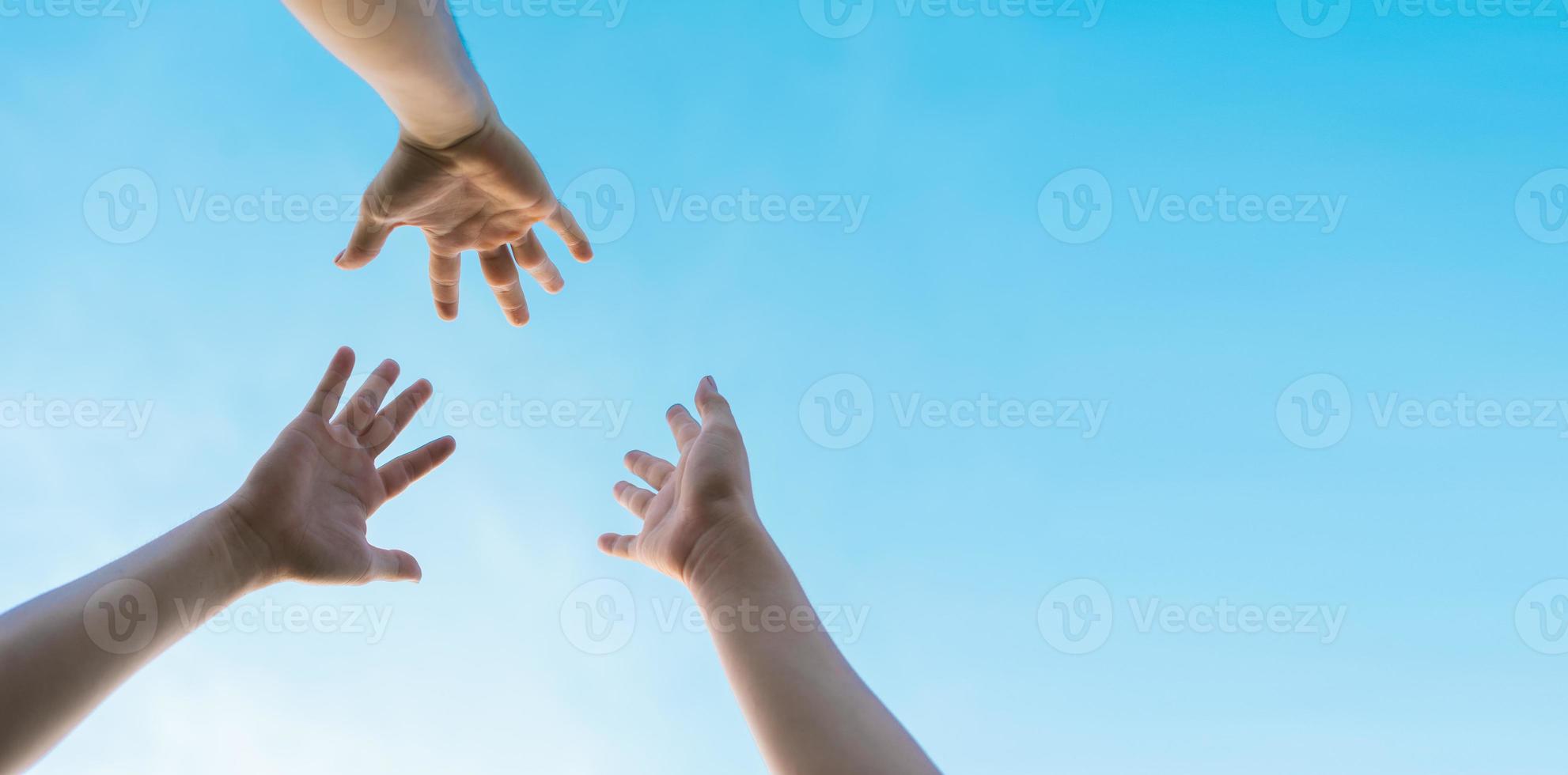 afbeelding van onderen die de armen opkijkt en de overwinning laat zien foto