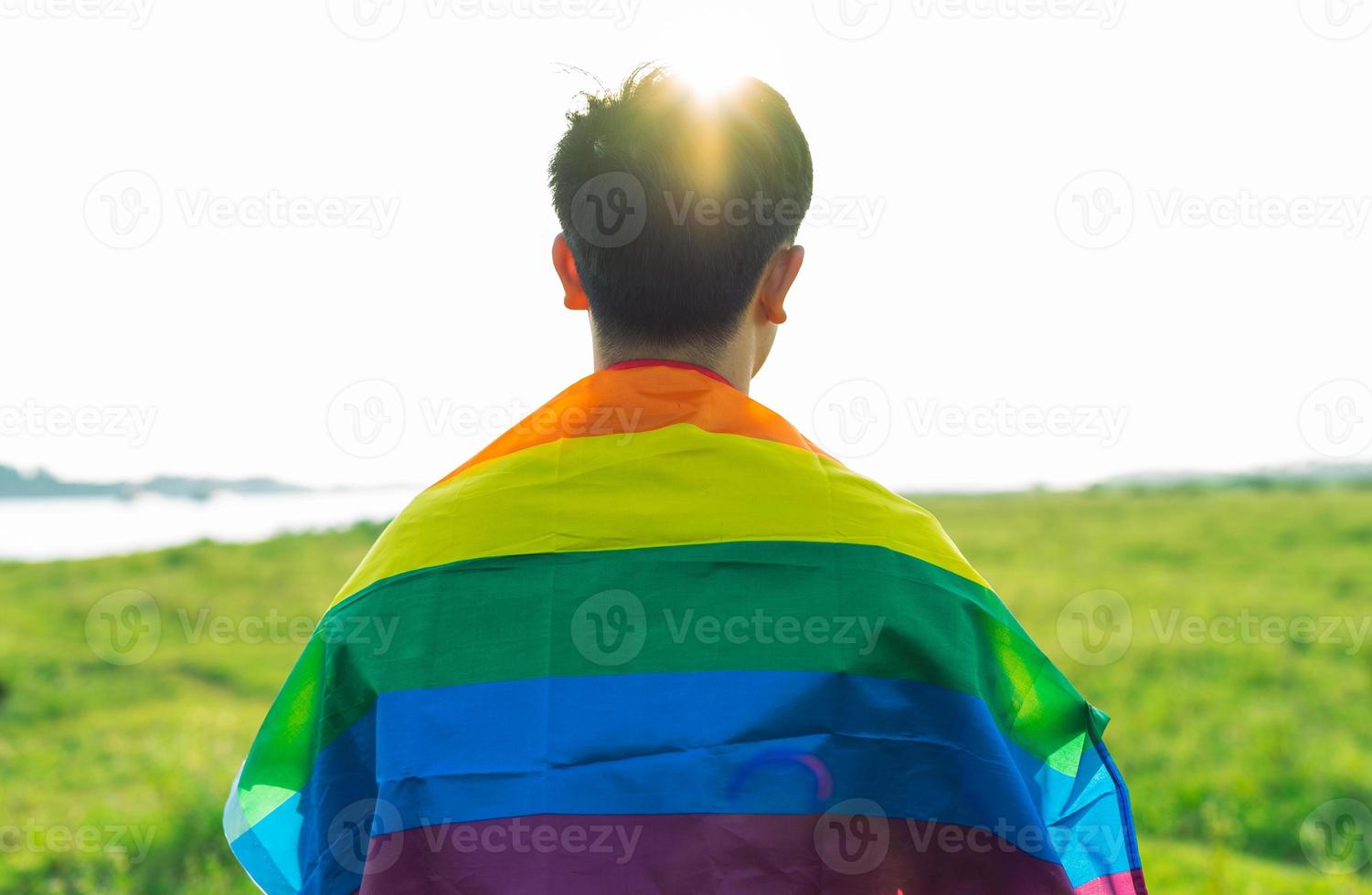 abstracte silhouet van homoseksuele man op schouder is lgbt-vlag foto